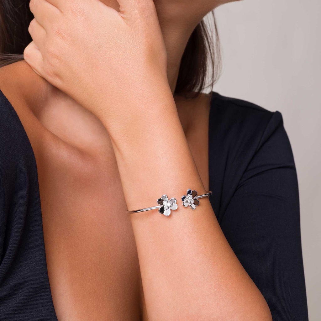[VSSJ2205WG] Flower Triple Diamond Open Bangle